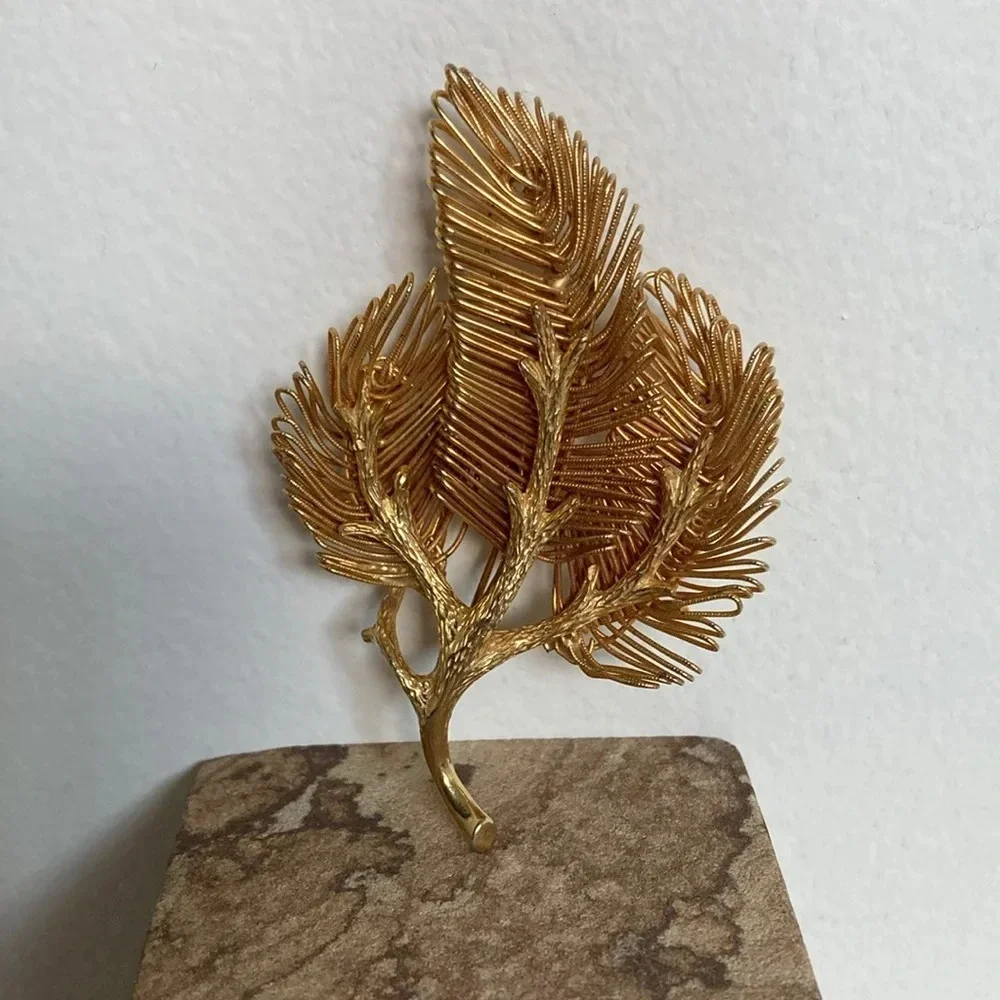Vintage Castlecliff Gold Tone Branch Wire Brooch Pin